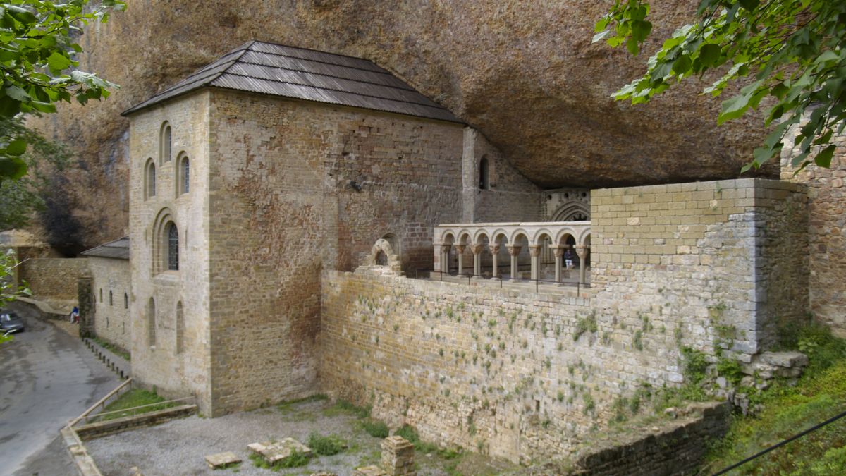 V klášteře ukrytém pod mohutnou skálou se zrodilo moderní Španělsko